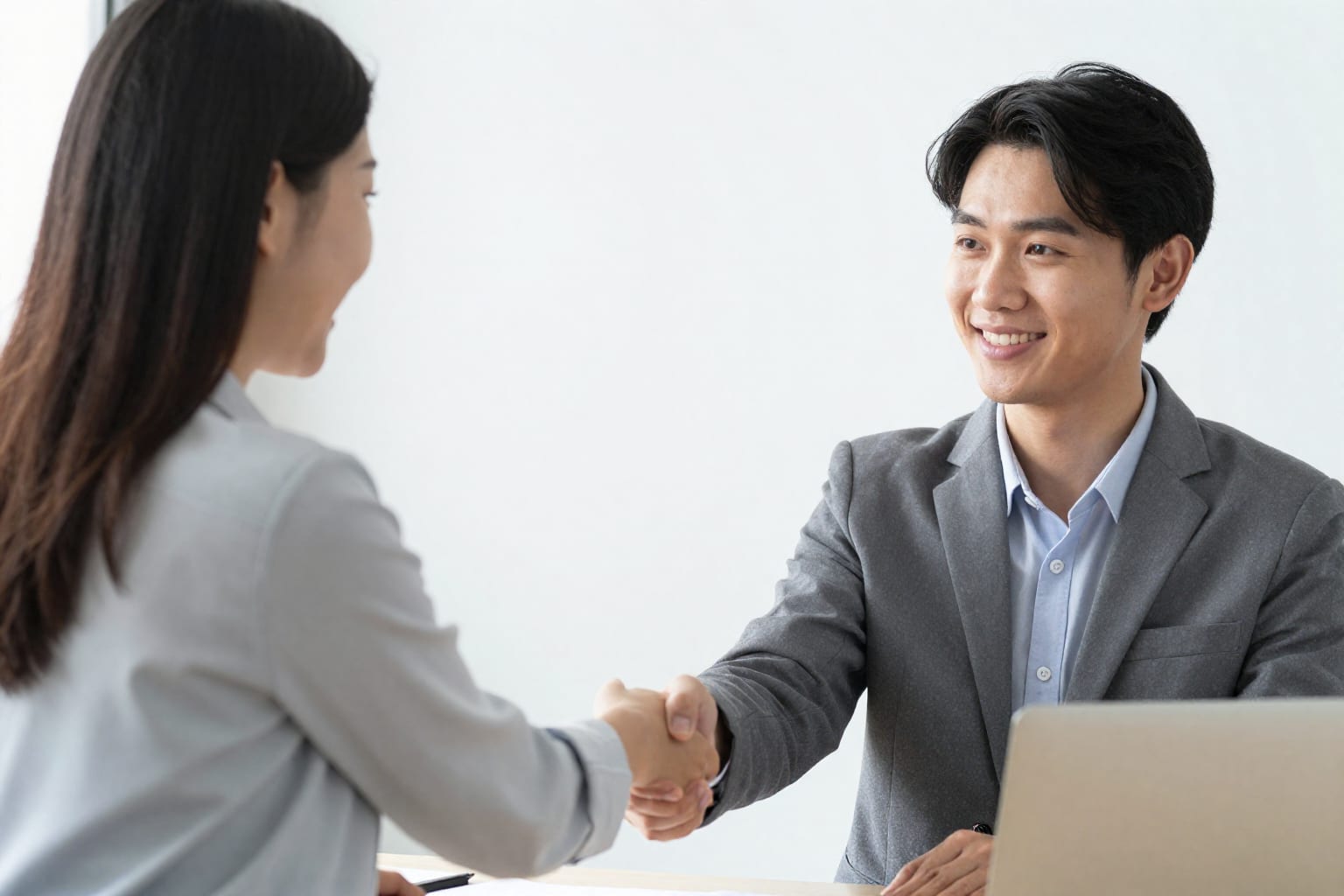 How to Introduce Yourself at a New Job Professionally: 7 First-Day Moves That Work