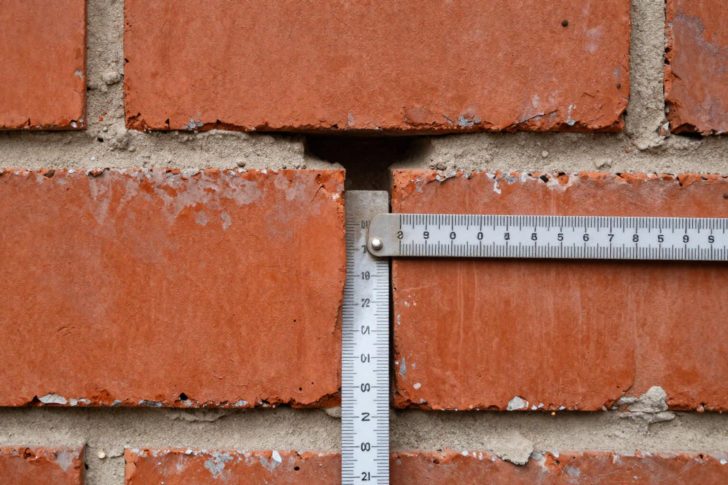 5 Steps to Fix a Gap in Brick Mortar Before Winter Damages It